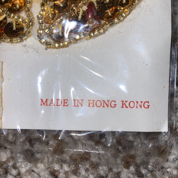 “NEW” Hand Beaded Patch of gold sequins and green & red beads 1950s - Picture 3 of 4